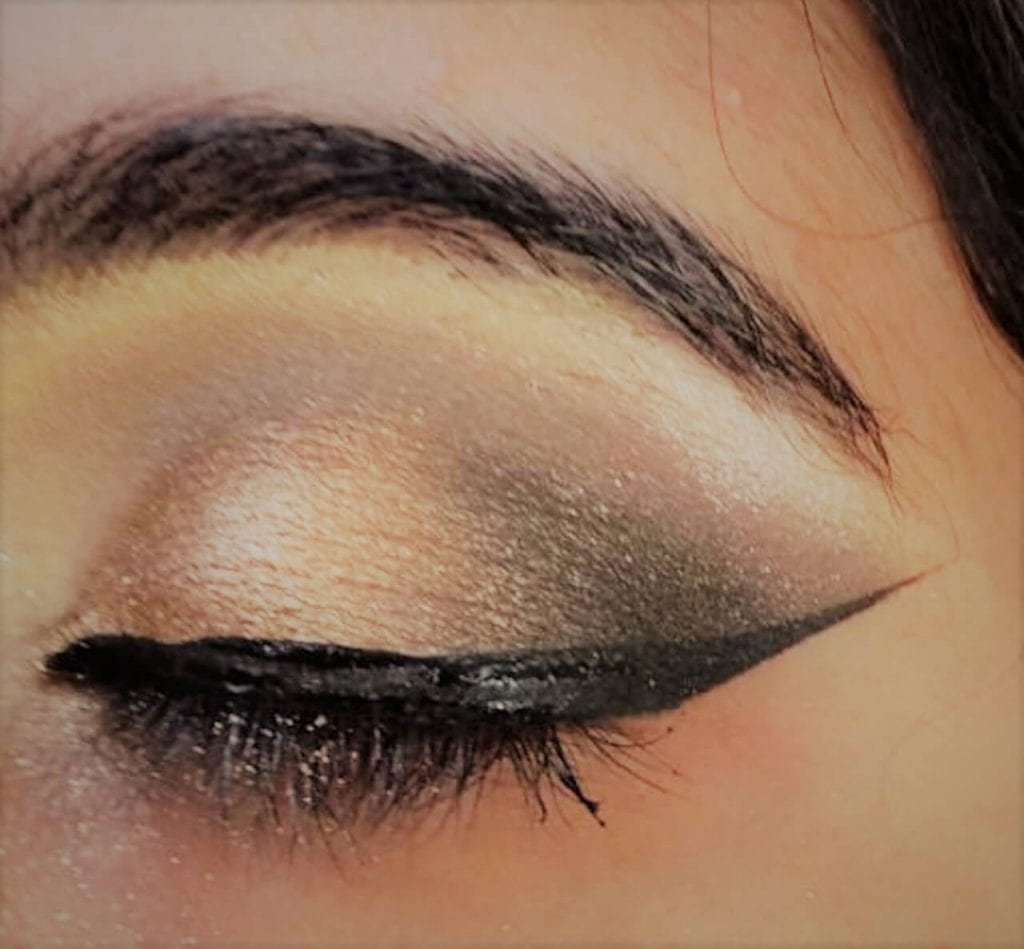 Winged eyeline look